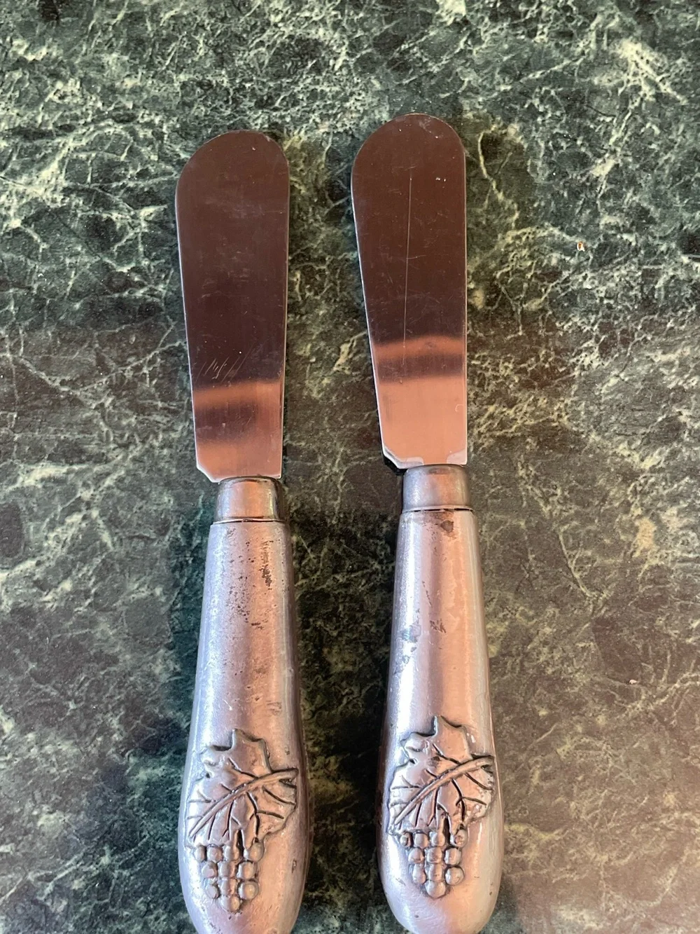 Vintage Set 2 Grape Pewter Tone Handle Cheese Butter Spreader Knives 5 Inch